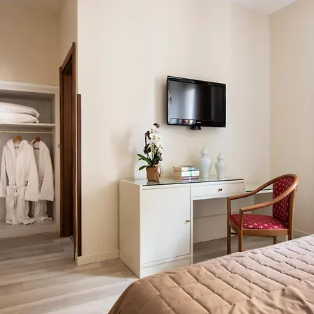 Отель Ariston & 4*